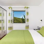 Two-bedroom In Σπίτι διακοπών Trilj